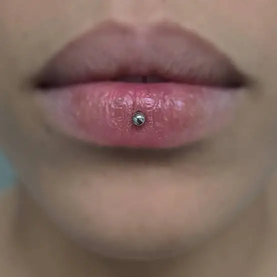 Piercing Ashley al centre del llavi inferior